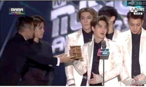 Khoảnh khắc bị chỉ trích của Suho.