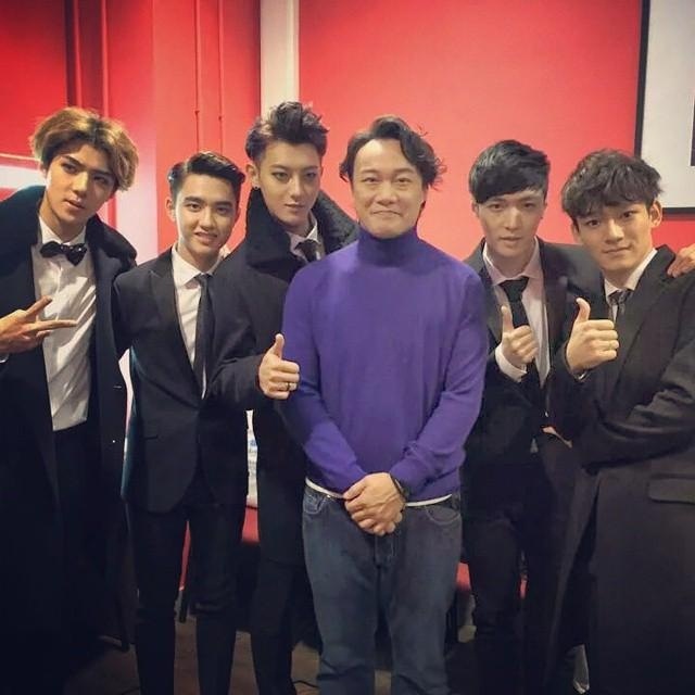 Trần Dịch Tấn chụp ảnh cùng EXO sau hậu trường.