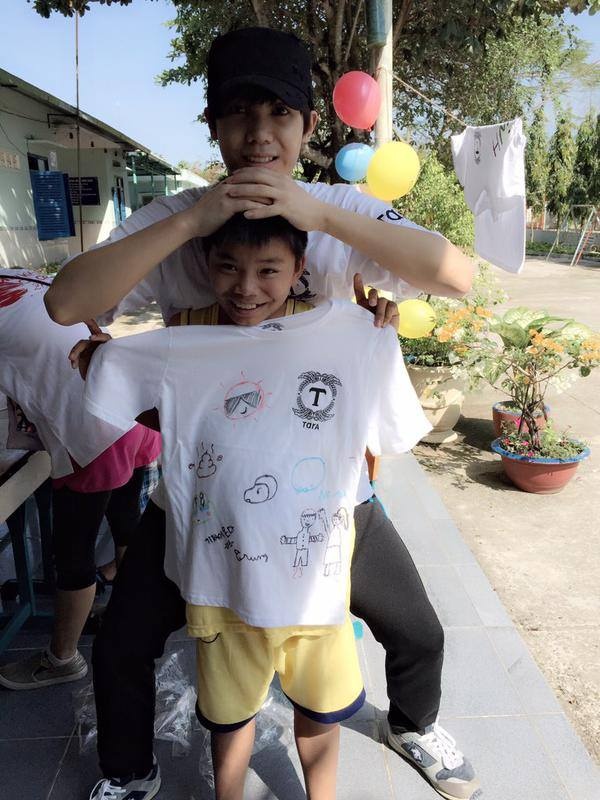 Thần tượng Hàn thoải mái tạo dáng hài hước cùng một cậu bé Việt.