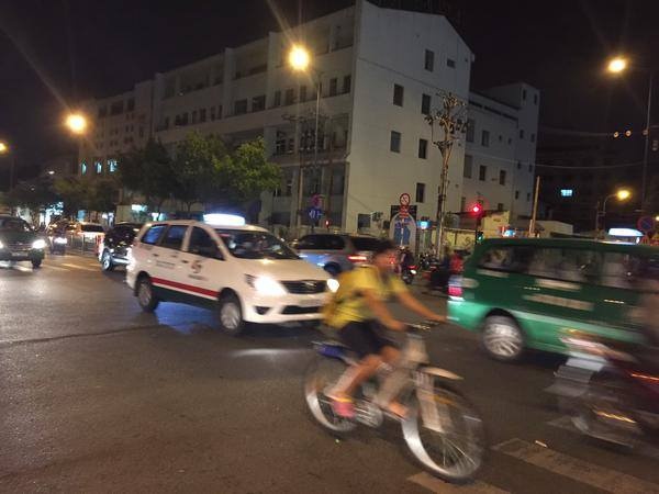 Ảnh đường phố TP.HCM vào lúc chạng vạng ngày 8/12.