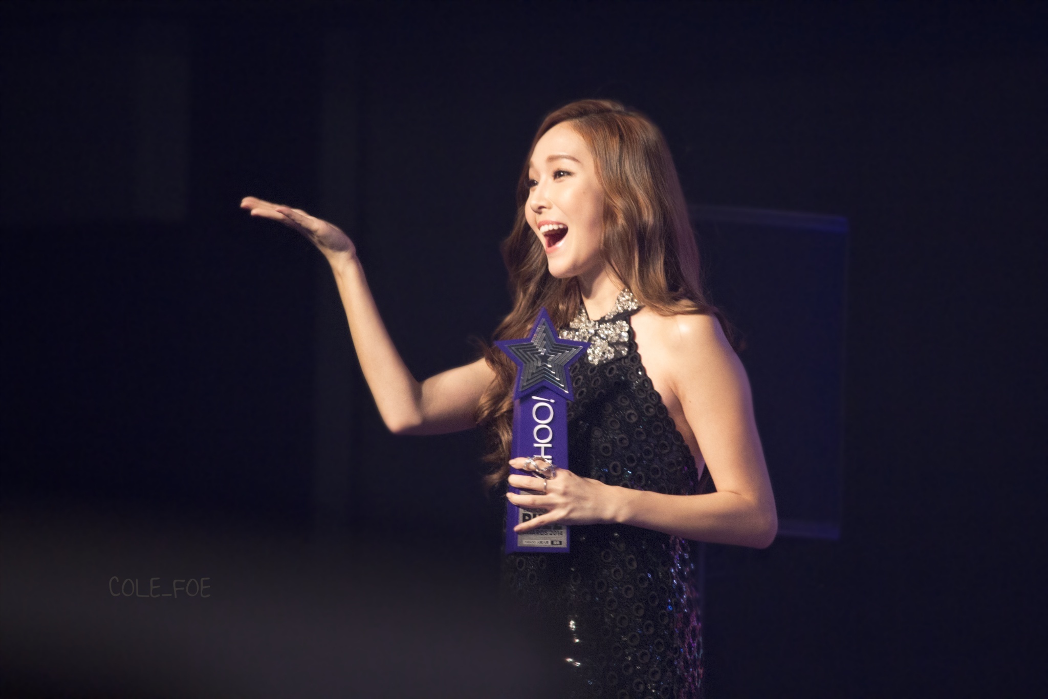 Cô nhí nhảnh gửi nụ hôn gió cảm ơn fan.