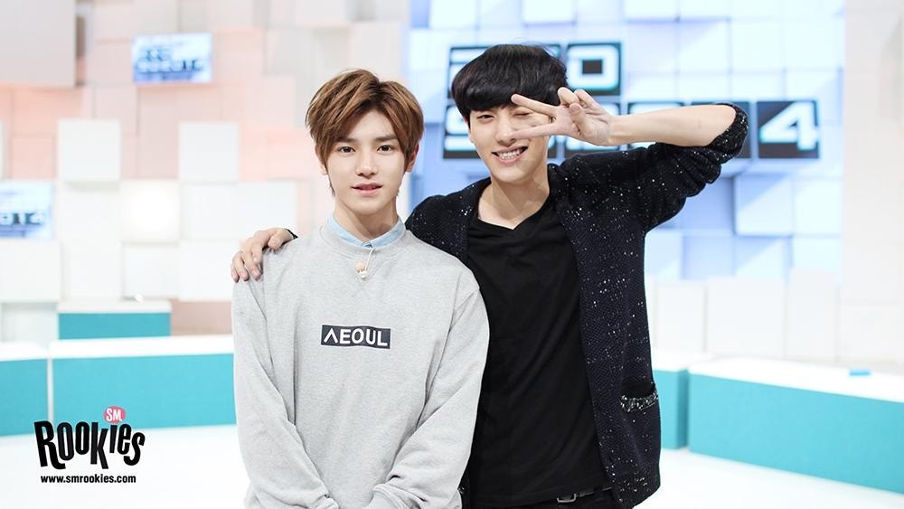 Taeyong (trái) cùng Chanyeol (EXO) khi tham gia EXO 90:2014