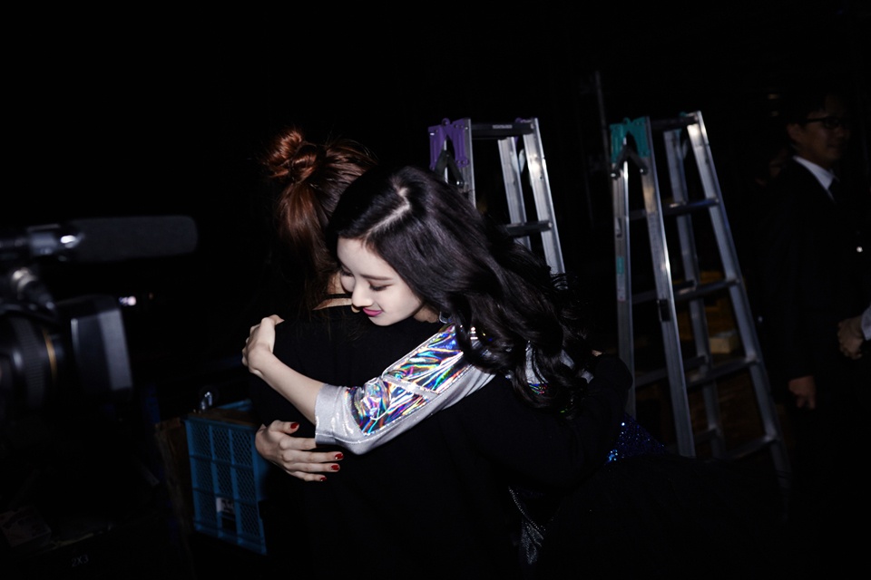 Cô em út Seohyun ôm cảm ơn một nhân viên hậu đài.