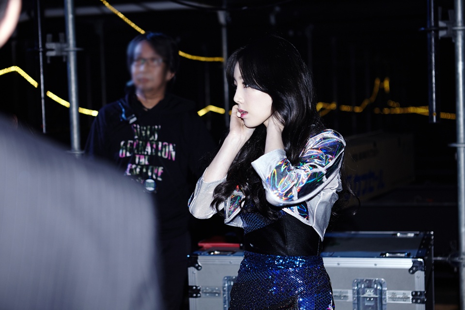 Gương mặt căng thẳng, nghiêm túc của Taeyeon sau cánh gà.