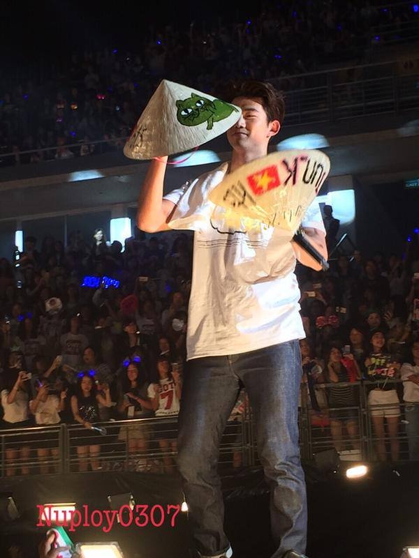 Ban đầu Taecyeon cầm 2 chiếc nón lá.