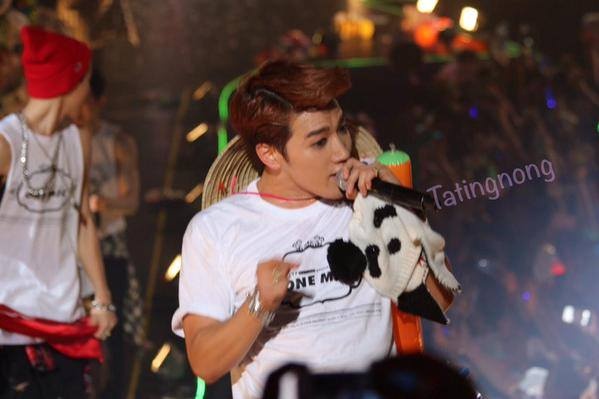 Jun.K đeo hờ chiếc nón sau lưng.