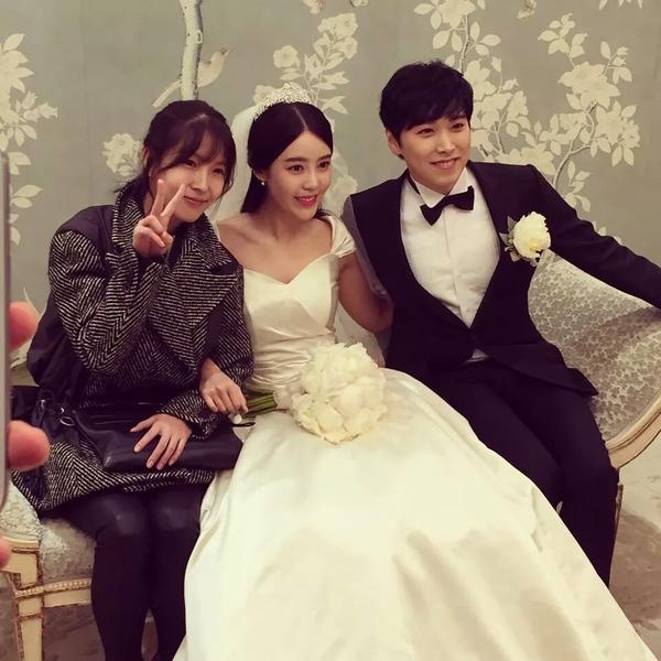 Cô dâu chú rể chụp ảnh kỷ niệm cùng bạn.