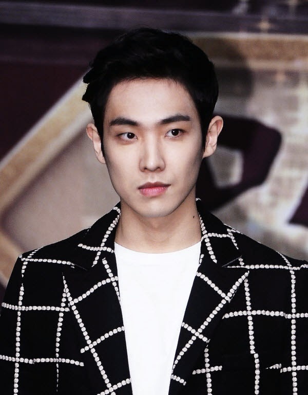 Lee Joon trong buổi họp báo phim Mister Baek.