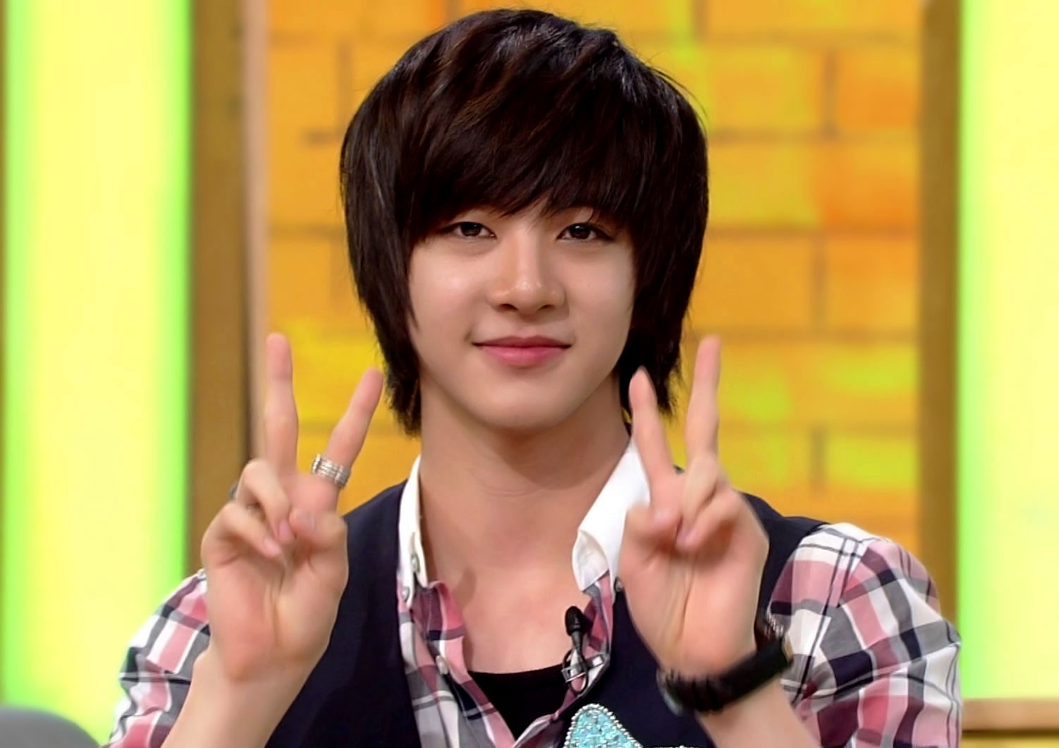 Thunder còn được biết đến với vai trò em trai của ca sĩ Dara (2NE1).