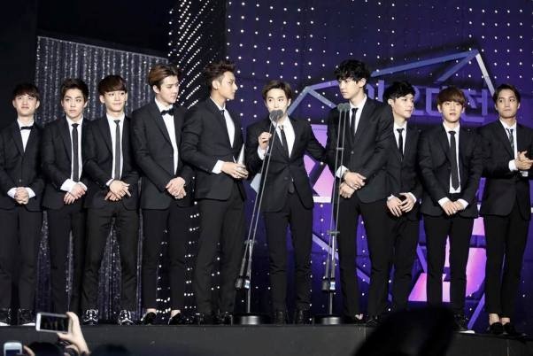 EXO, 2NE1 linh giai lon o SBS Gayo Daejun hinh anh