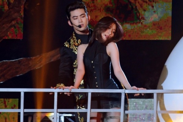 Full Moon (SBS Gayo Daejun 2014) - Sunmi ft. Taecyeon (2PM) hinh anh