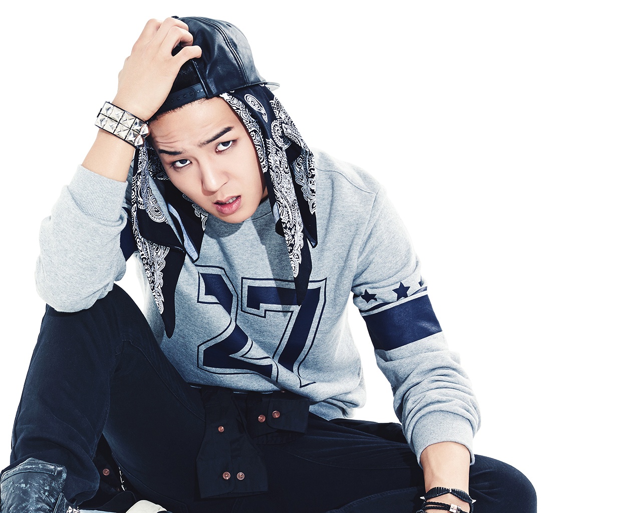 Thần tượng sinh năm 1993 hứng quả đắng khi lần đầu làm MC trên sân khấu lớn.