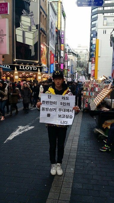 Một thành viên Pure Boy đứng biểu tình giữa phố.