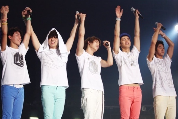 Tan binh Han bieu tinh doi TVXQ tai hop hinh anh