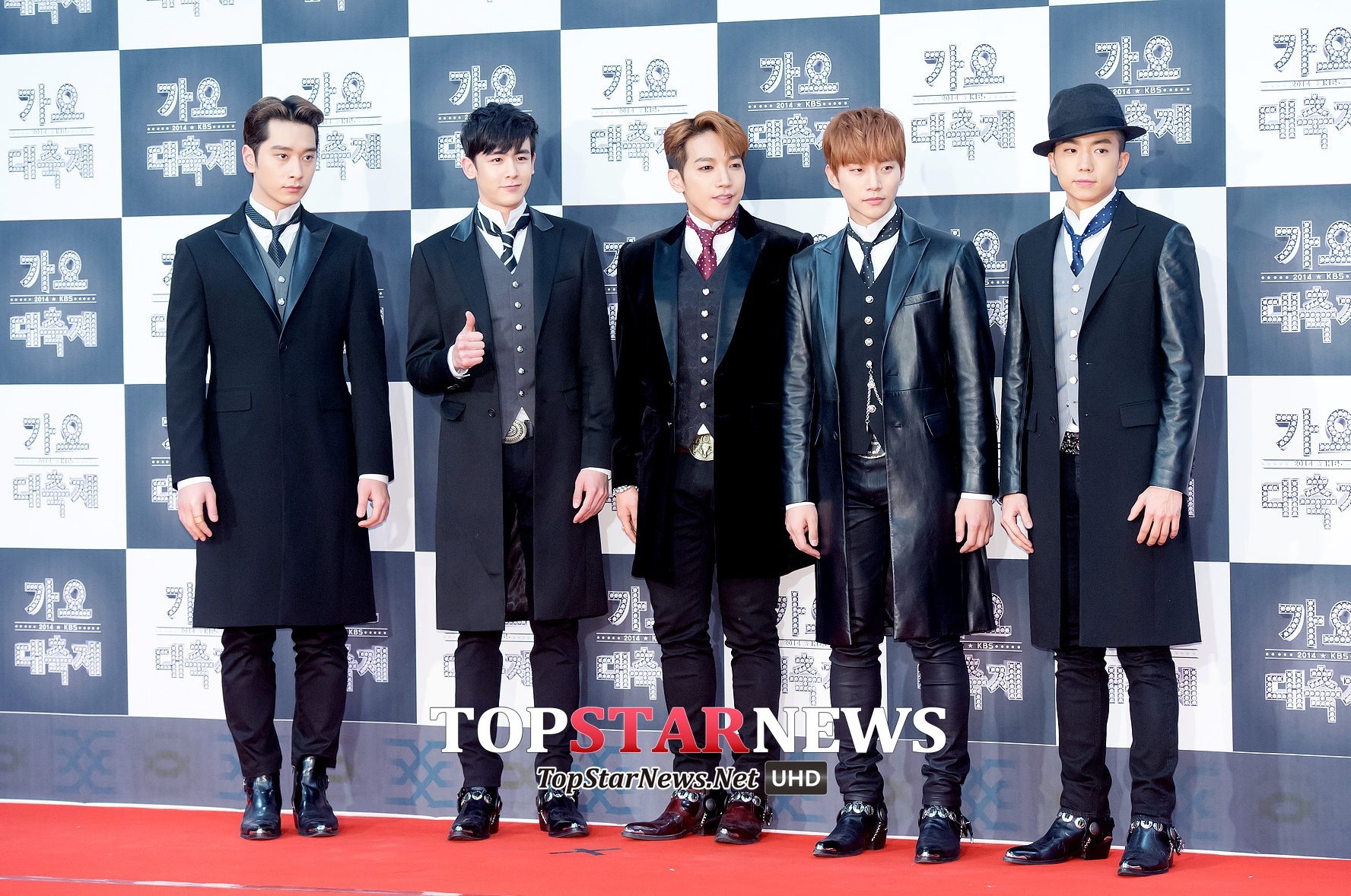 Nhóm 2PM đóng góp 