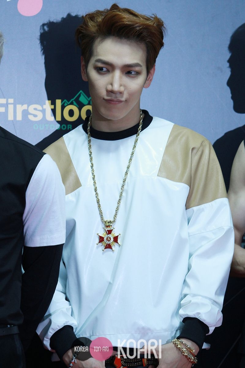 Chỉ một ngày sau khi bị Teen Top vượt qua, đoạt cup trên sân khấu M@Countdown, thành viên Jun.K (2PM) đột ngột đăng tải dòng trạng thái: “Sajaegi? #AI MÀ CHẢ BIẾT” trên Twitter. Fan của Teen Top đã gây chiến khắp các diễn đàn, vì cho rằng Jun.K ám chỉ đồng nghiệp gian lận điểm nhạc trực tuyến (sajaegi). Cuộc khẩu chiến giữa fan 2 nhóm nóng tới mức Taecyeon (2PM) phải lên tiếng dàn hòa. Hành động của anh tiếp tục bị fan Teen Top chỉ trích là giả tạo.