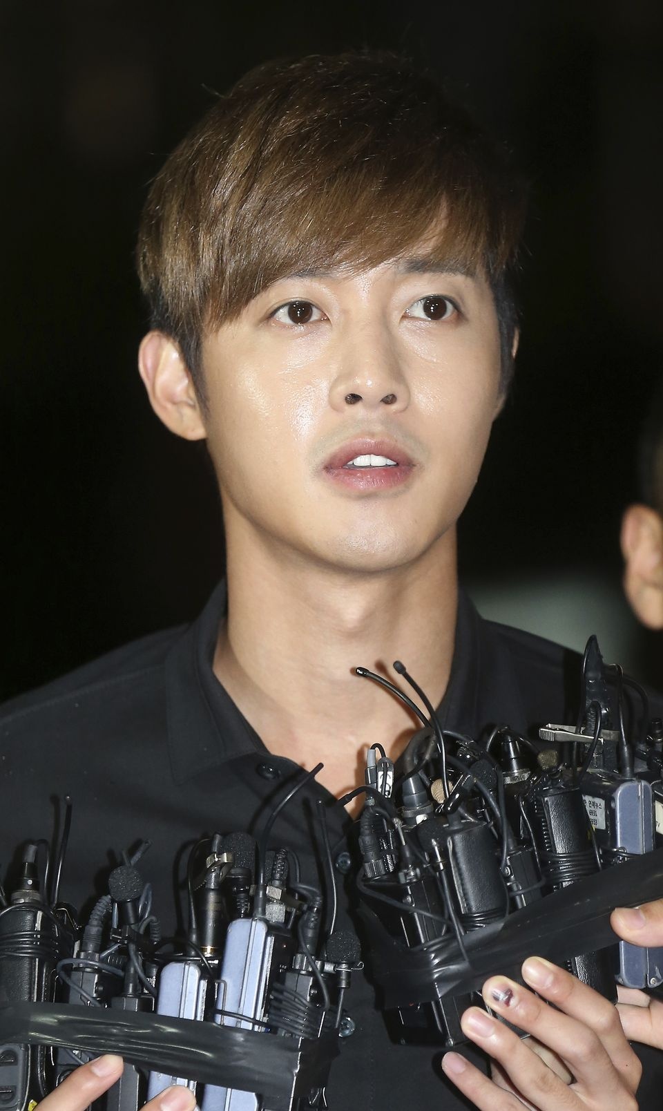 Bê bối bạo hành của Kim Hyun Joong là một trong những vụ lùm xùm khiến fan choáng nặng nhất. Hình tượng mỹ nam dịu dàng trong Vườn sao băng hoàn toàn sụp đổ vào tháng 8, khi bạn gái công khai ảnh chụp cơ thể thâm tím của cô. Kim Hyun Joong được cho là đã tay đấm, chân đá ít nhất 2 lần, để lại nhiều vết thương trên mặt, ngực, cánh tay và mông, thậm chí khiến cô rạn xương sườn. Anh chàng ca sĩ 28 tuổi chỉ thừa nhận một lần động tay chân nhẹ nhàng. Sau vài lần trình diện cảnh sát, Kim Hyun Joong tạm thời thoát án phạt, vì cô bạn gái 2 năm đã rút đơn kiện do anh đã chịu xin lỗi công khai. Anh mất điểm nặng trong mắt fan quốc tế, đặc biệt ở những quốc gia phát triển phản đối mạnh mẽ nạn bạo hành phụ nữ.