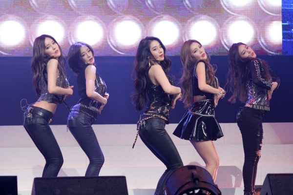 Tron bo anh concert quyen ru kho cuong cua T-ara hinh anh