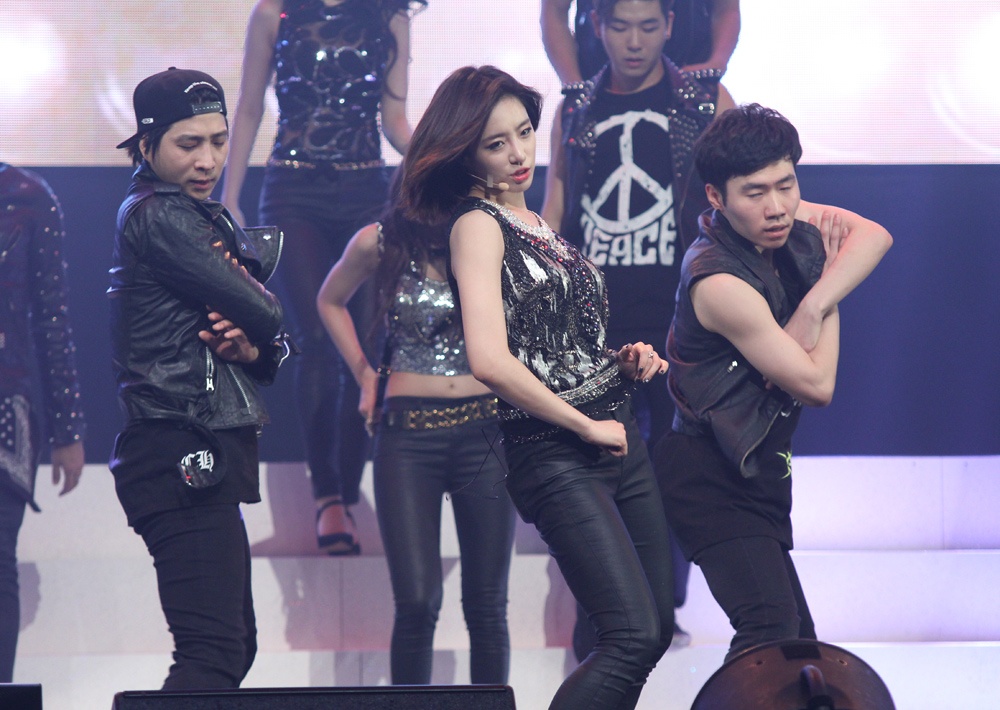 T-ara sử dụng khá nhiều vũ công nam để hỗ trợ trong các bước nhảy.