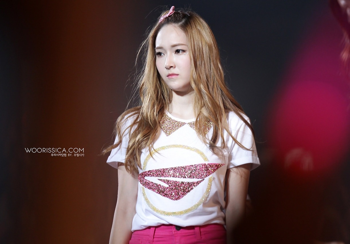 Cuối tháng 9, Jessica tức tối lên mạng xã hội tố cáo 8 chị em chung nhóm SNSD âm mưu “đá” cô khỏi nhóm nhạc quốc dân sau khi cô mở công ty thời trang riêng. Dù công ty quản lý SM Entertainment đã lên tiếng nhận quyết định sa thải Jessica về mình, vụ scandal cũng làm sứt mẻ hình ảnh đoàn kết đẹp đẽ mà SNSD đã xây dựng 7 năm qua. Taeyeon còn bị chỉ trích nặng nề vì nghi án tẩy chay Jessica. 