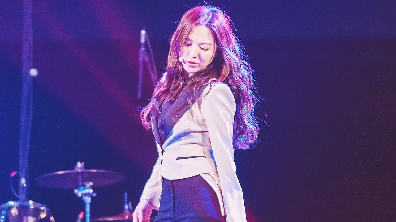 Ngày 1/11. Wendy (Red Velvet) vô tư nhại giọng người da đen và da trắng trong một chương trình phát thanh với mục đích gây cười. Hành động của cô