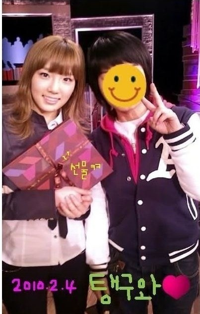 Ảnh fan tố Taeyeon ưu ái người hâm mộ tặng quà giá trị cao.