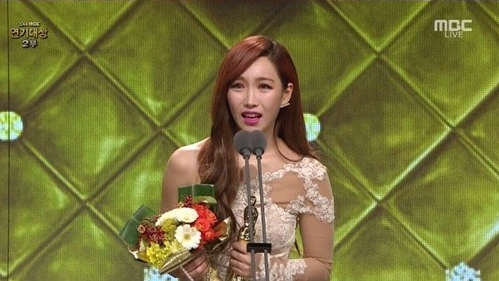 Lee Yoo Ri xúc động nhận giải Daesang.