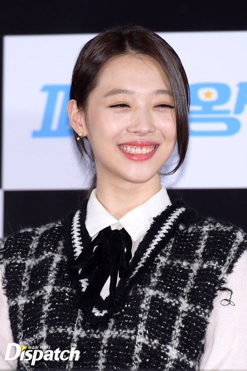 Dù không nổi bật trong nhóm f(x) về khả năng hát hò, Sulli thường nhận được nhiều hợp đồng quảng cáo.