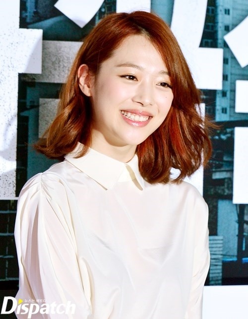 Dù hiện tại Sulli đang tạm ngưng hoạt động nghệ thuật vì trầm cảm, báo Dispatch vẫn không quên nụ cười tỏa nắng của cô.