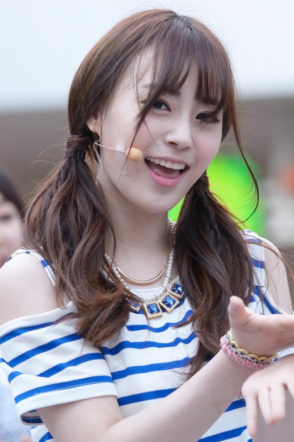 Dù cười to hay e lệ, Youngji đều rất xinh xắn.