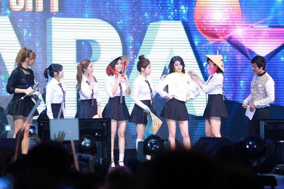 Để đáp lại tình cảm của fan, T-ara dành tặng chiếc áo có loạt chữ ký của 6 thành viên. 