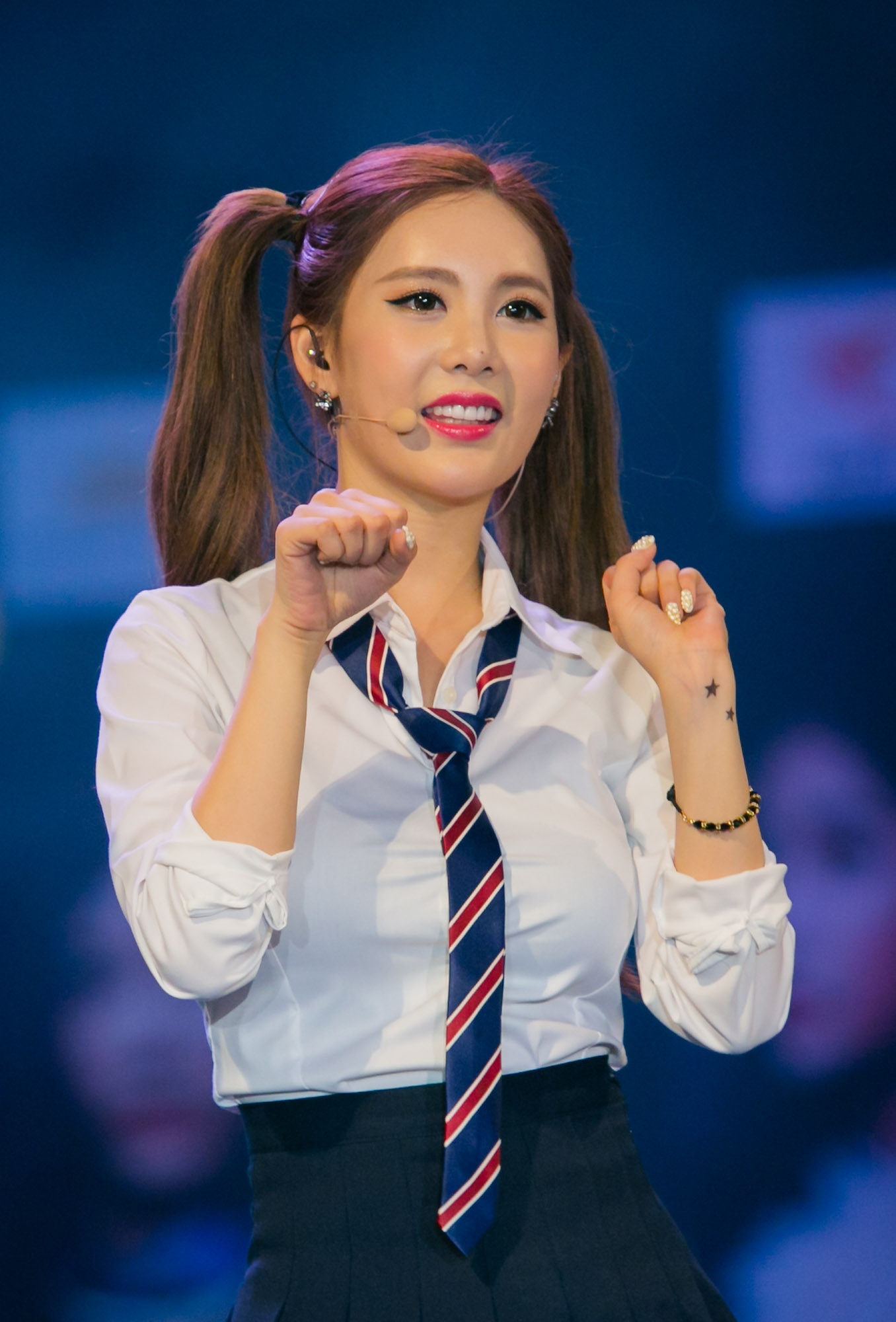 Qri dạy fan làm động tác tay thuộc vũ đạo Bo Peep Bo Peep.