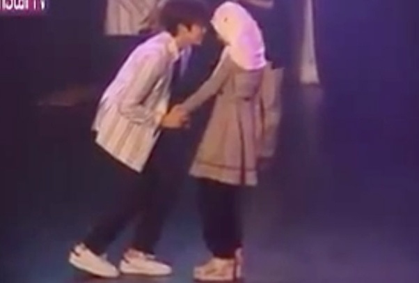 Clip B1A4 cam tay, om ap fan nu tai fanmeeting Malaysia (10/1) hinh anh