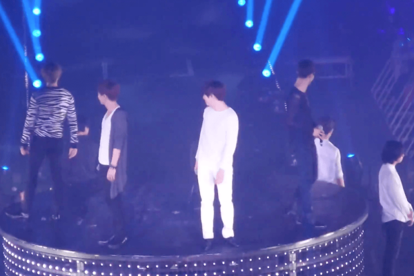 Super Junior que do tren san khau Bangkok hinh anh
