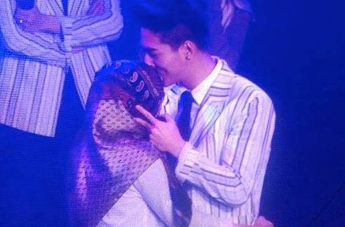 Fan nu Hoi giao om hon ca si Han doi mat an tu hinh anh