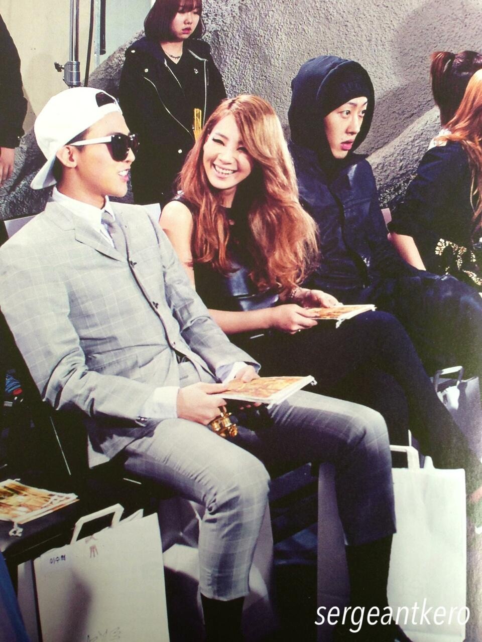 CL và G-Dragon chẳng ngại cười nói, trò chuyện ở nơi công cộng.