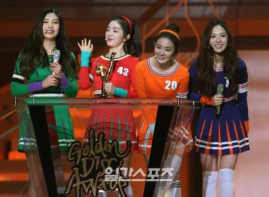 Red Velvet xúc động với giải Tân binh của năm ở mảng album.