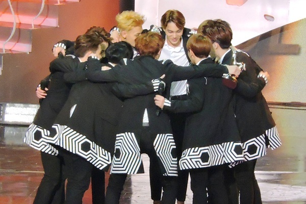EXO lap ky luc tai Golden Disk Awards hinh anh