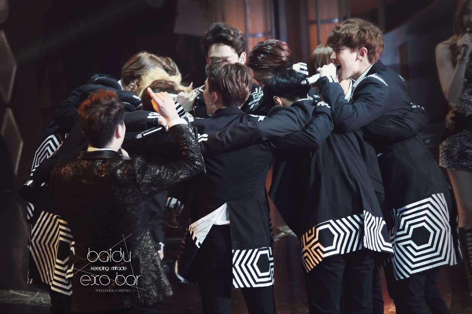 EXO vỡ òa với chiến thắng Daesang 2 năm liên tiếp.