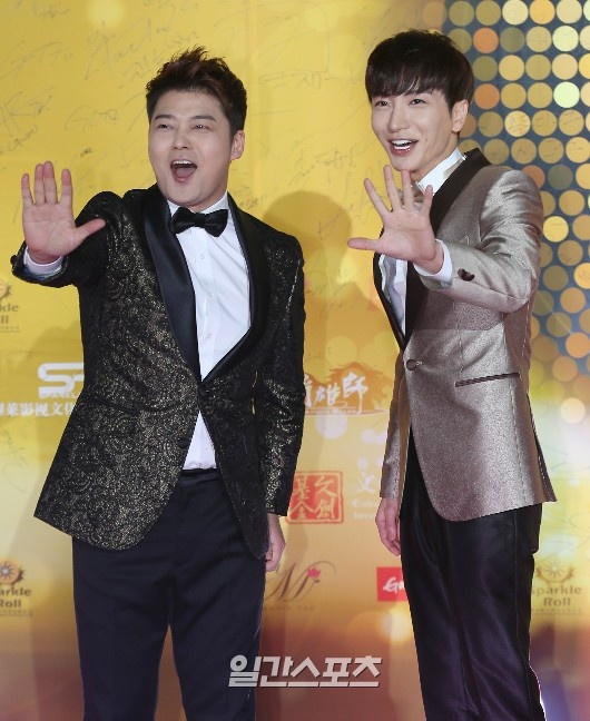 Leeteuk (Super Junior) và Jun Hyun Moo. Hai người đảm nhiệm vai trò MC cùng Tiffany (SNSD).
