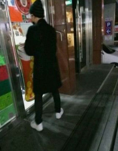 Ảnh chụp Baekhyun bước vào quán trà sữa.