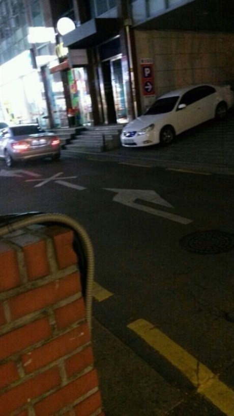 Chiếc xe màu trắng của Taeyeon đậu ở ngoài.