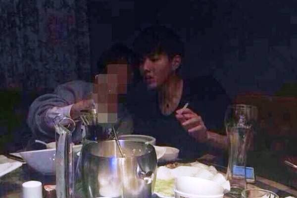 Kris (EXO) bi chi trich vi hut thuoc la hinh anh