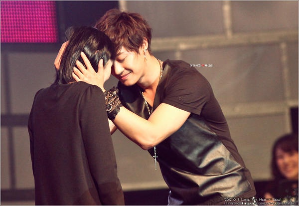 Mỹ nam Vườn sao băng, Kim Hyun Joong, ôm đầu và cụng trán nhẹ nhàng với một bạn nữ may mắn ở buổi họp fan. 