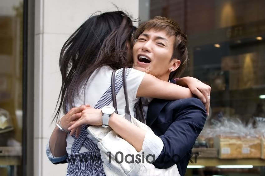 Biểu cảm khó đỡ của trưởng nhóm nhạc đình đám.