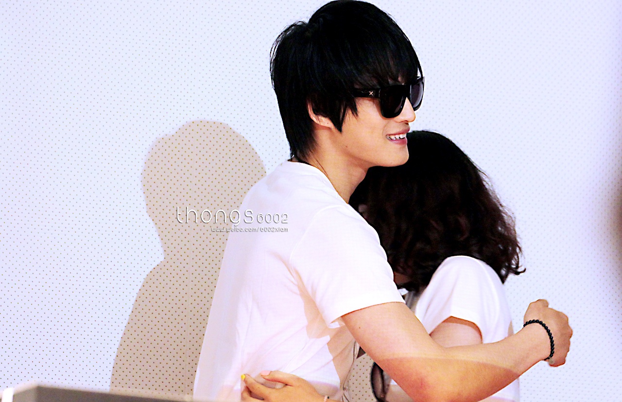 Trong fanmeeting, người hâm mộ rất hiếm khi có dịp tiếp xúc gần gũi như ôm 