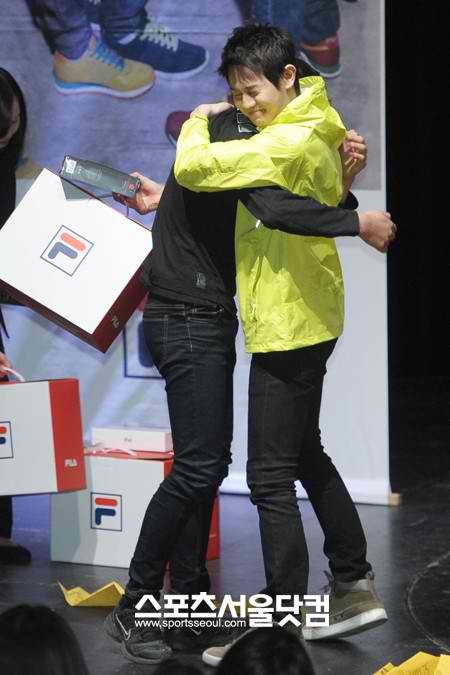 Yoseob (BEAST) nhắm tịt mắt lúc ôm một fan nam của nhóm.