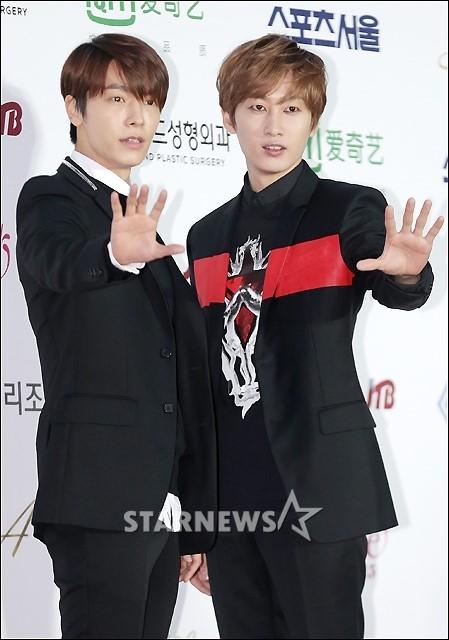 Donghae và Eunhyuk (Super Junior) đến dự với tư cách nhóm nhỏ.