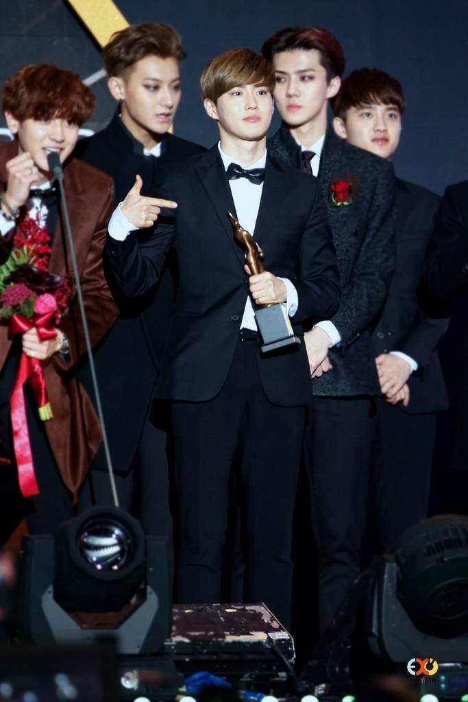 EXO lập cú hatttick