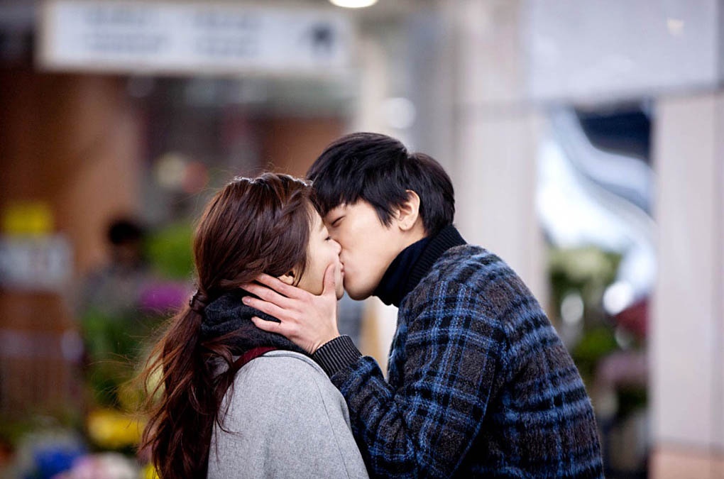 Trưởng nhóm CNBLUE có nụ hôn lãng mạn cùng nữ chính trong MV.